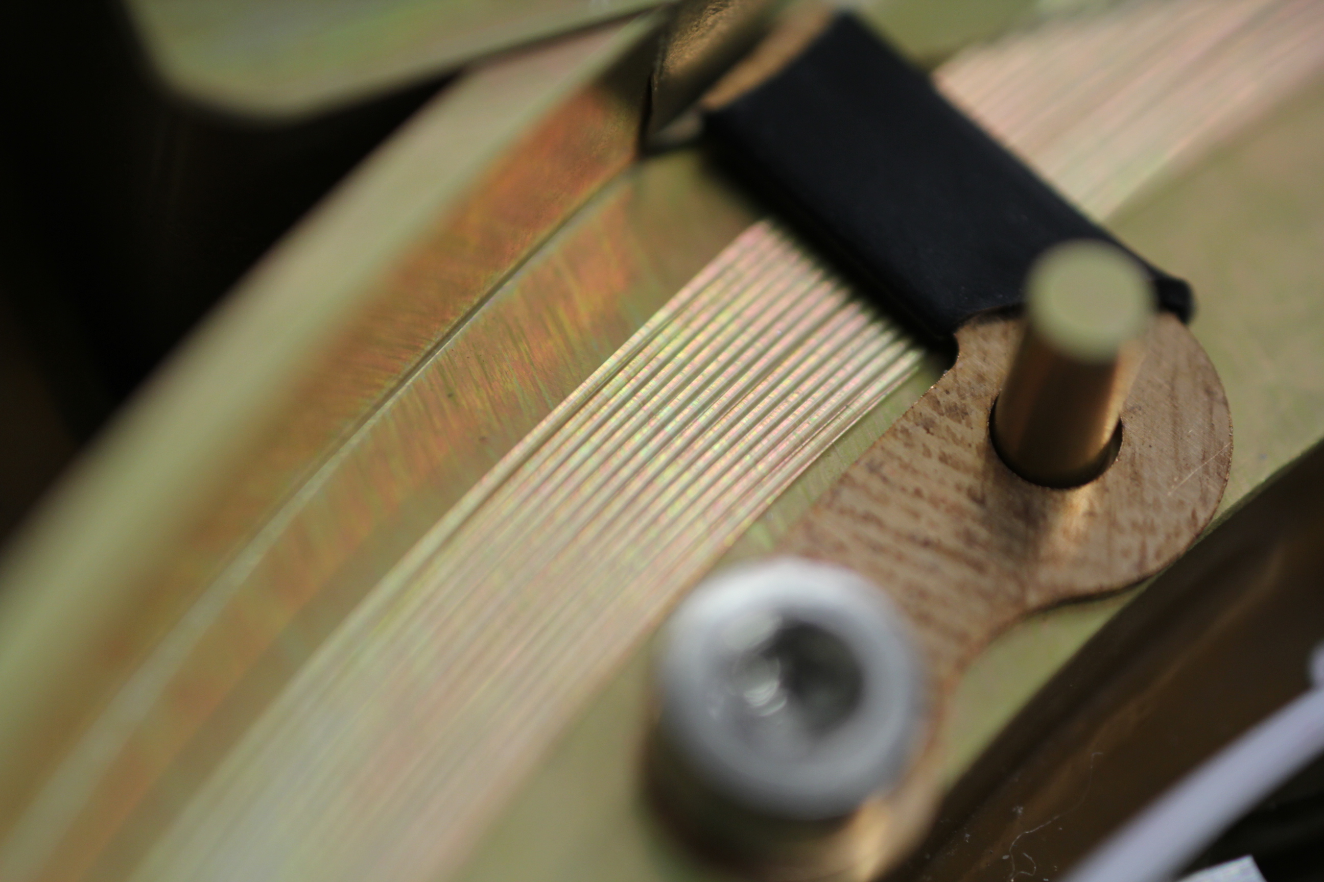 Ausschnitt aus dem Faserlasersystem in dem die Fasern sehr dicht angeordenet sind.