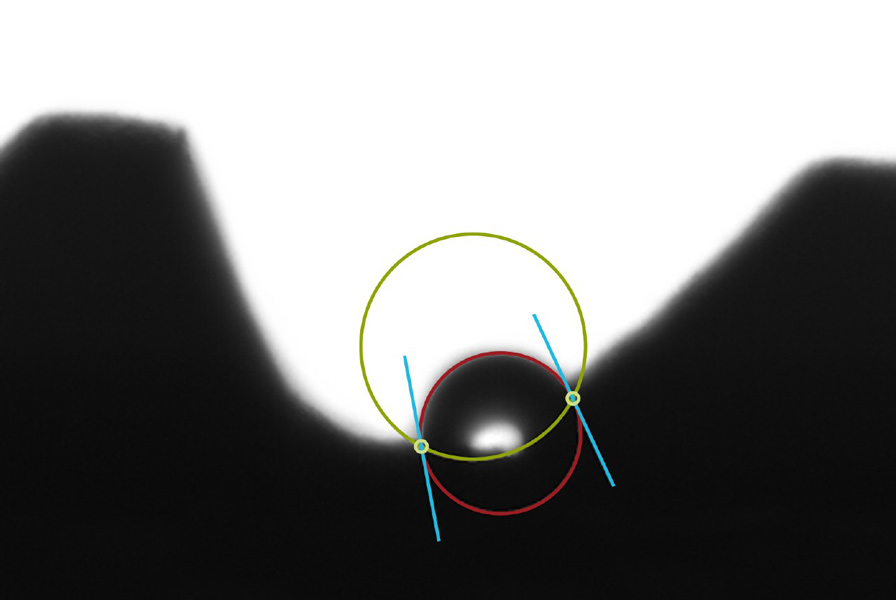 Water drop placed in the thread of the dental implant (2B).