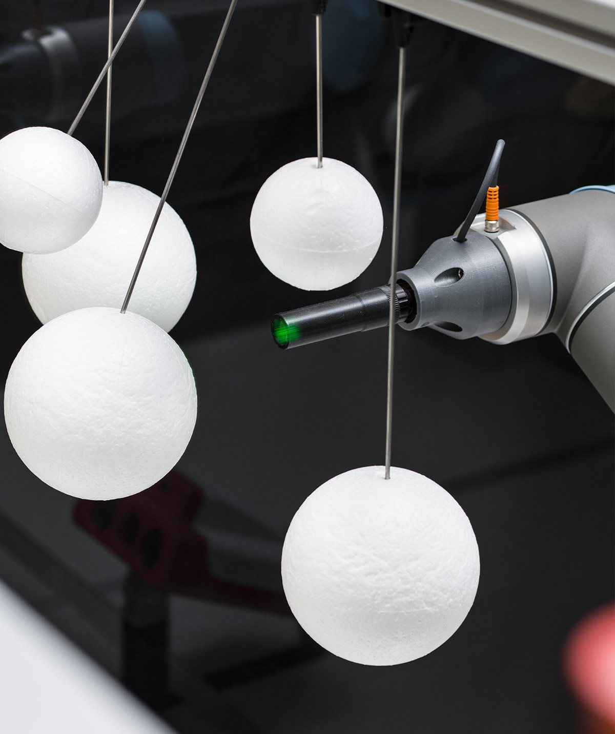 Experimental setup – The users task is to hit all balls with the robot arm. The movement instructions are entered via 3D touchpad.