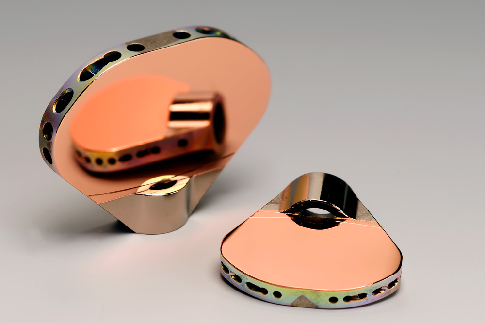 Metal mirrors with metal-dielectric HR-coating.