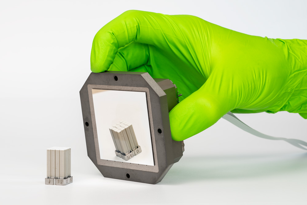 Extreme-AO (XAO) mirror demonstrator to study actuator integration in smallest space (3.7 mm actuator spacing) - with exchangeable actuator module (4x4 piezo stack actuators).