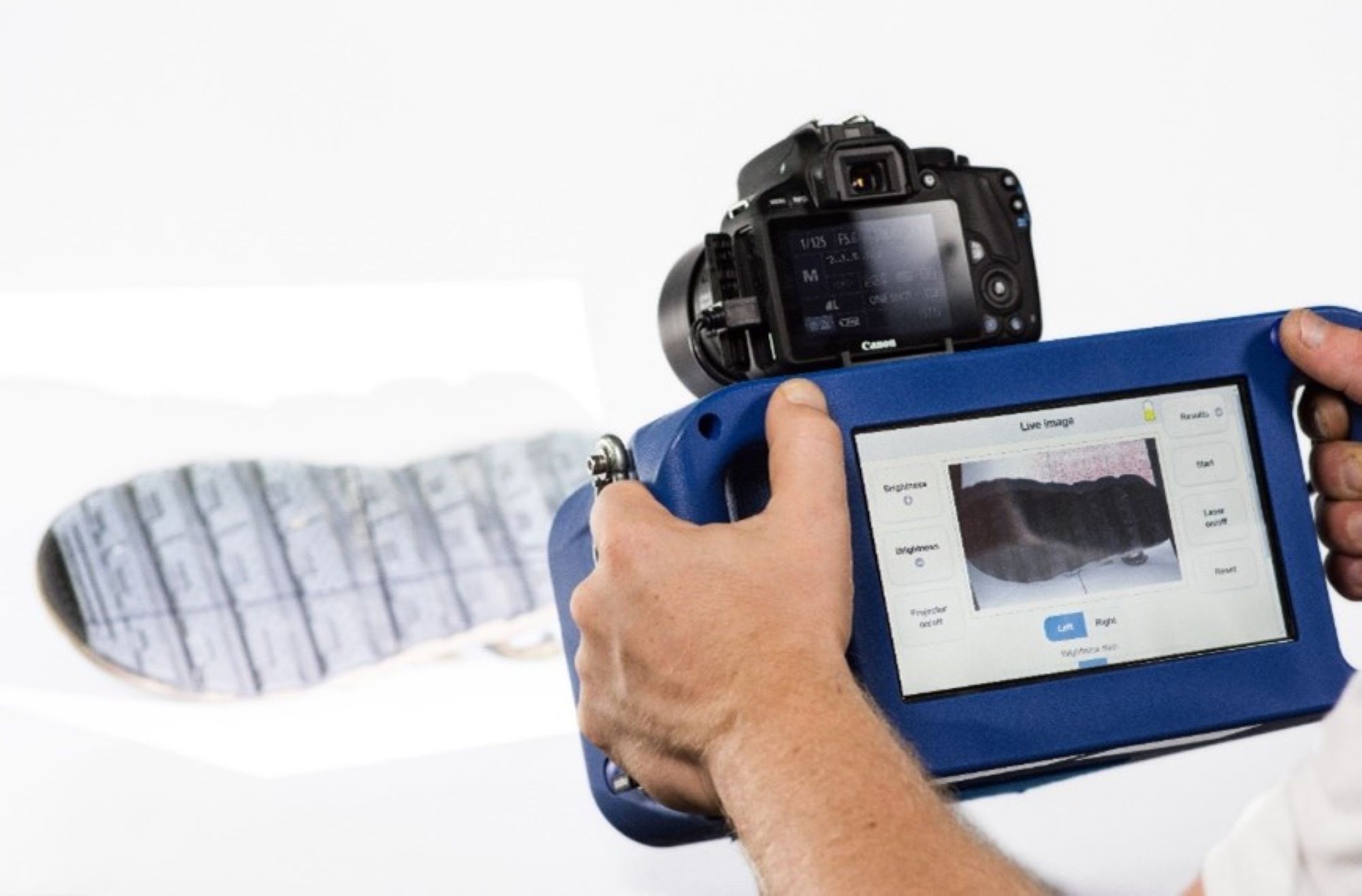 kolibri CORDLESS 3D scanner during scanning of a shoe print