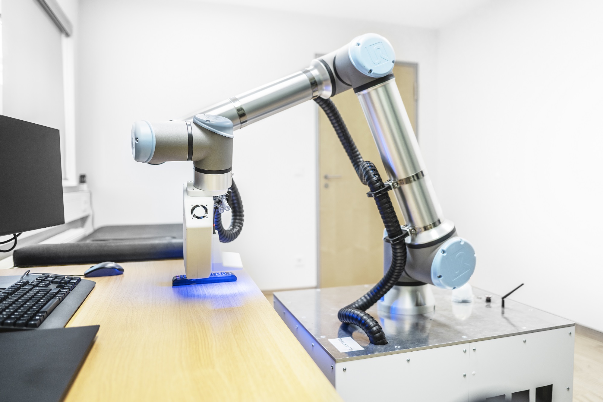 Autonomous platform with multimodal 3D sensor for detecting objects in patient facilities and disinfecting them using a UV light source