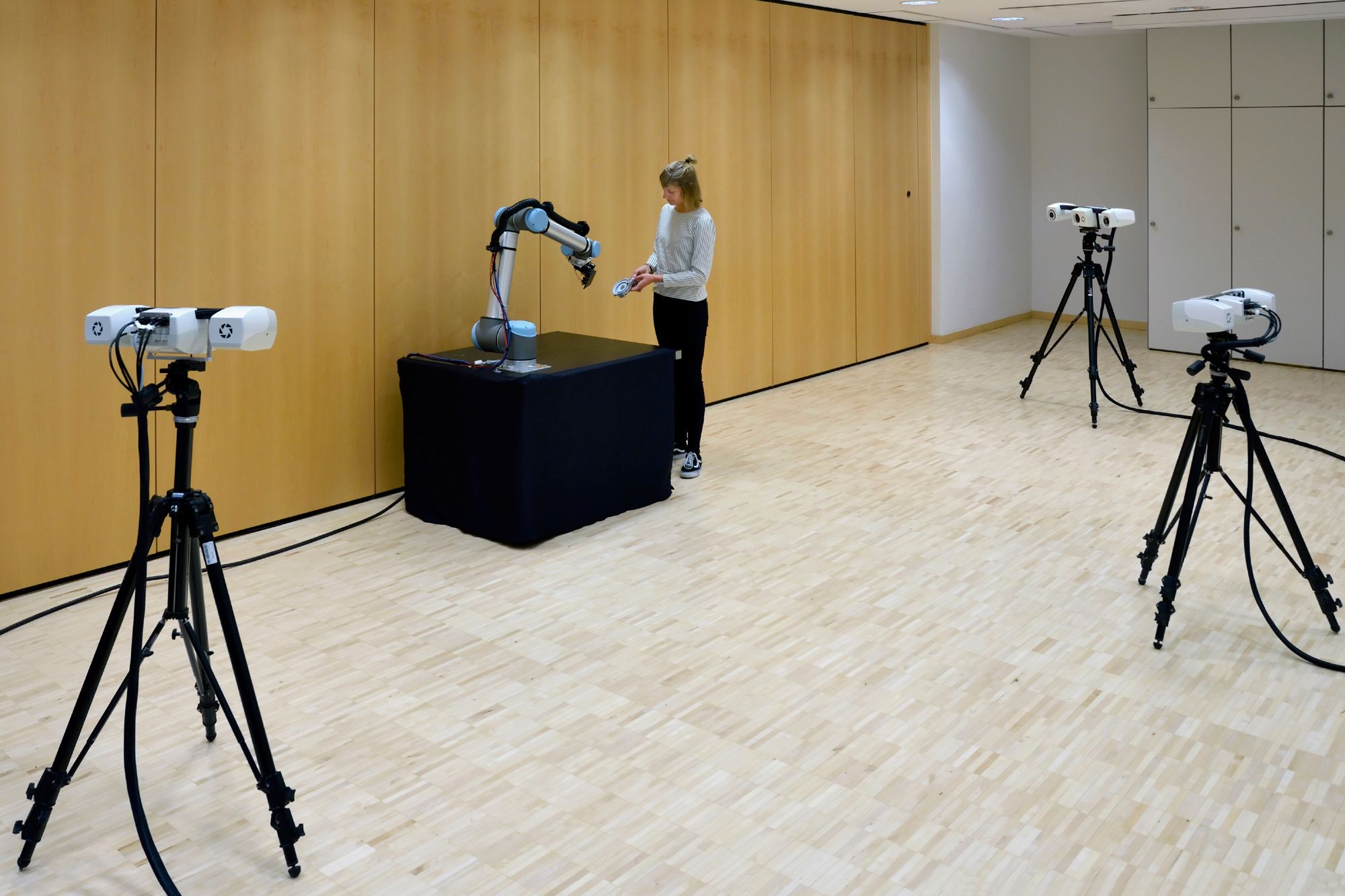 Concealment-free 3D acquisition of a human-machine interaction using a sensor network for gesture-controlled 3D measurement of a component in a large volume.