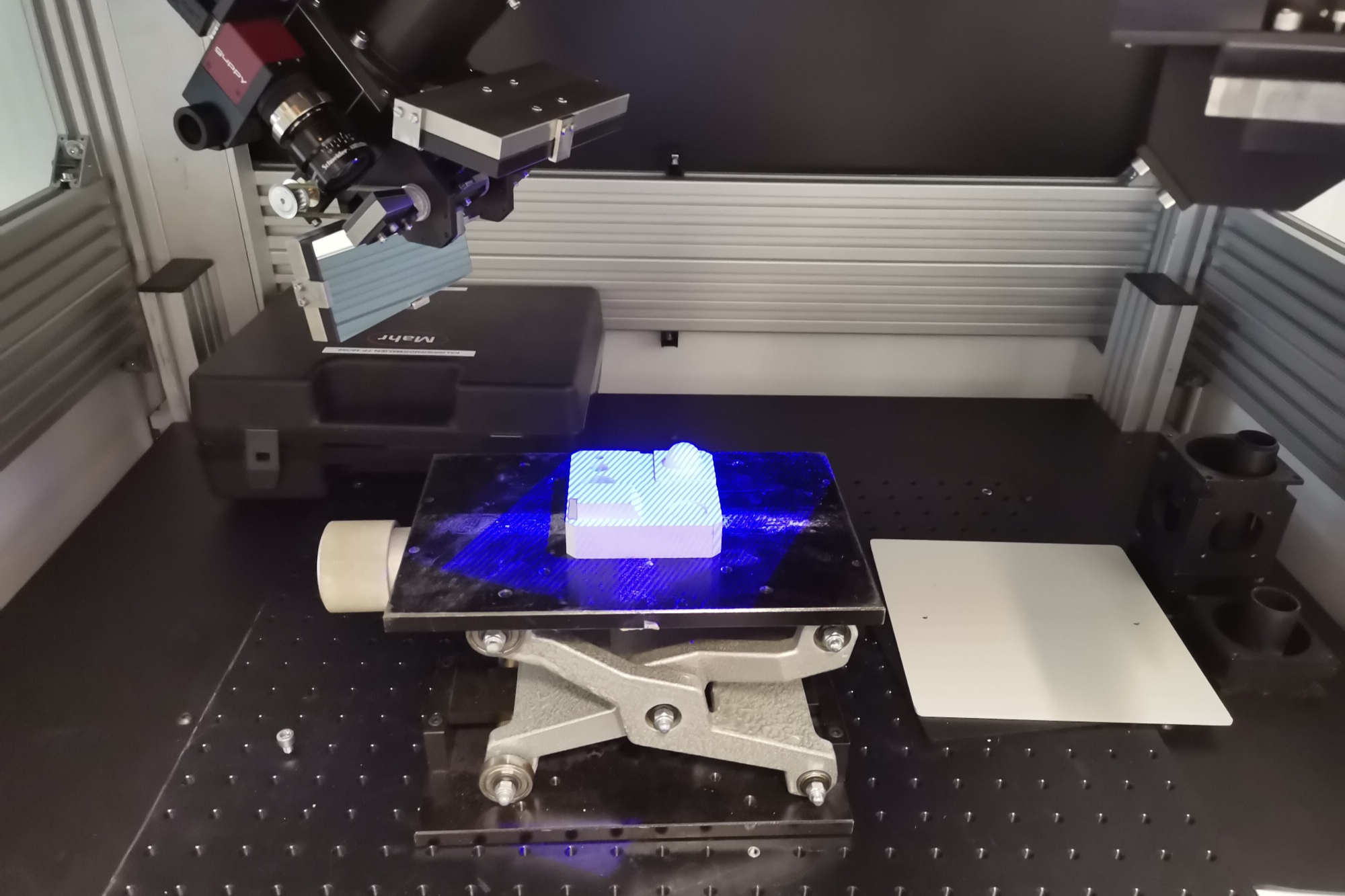 View into the multi-view 3D measurement cell with reference object 