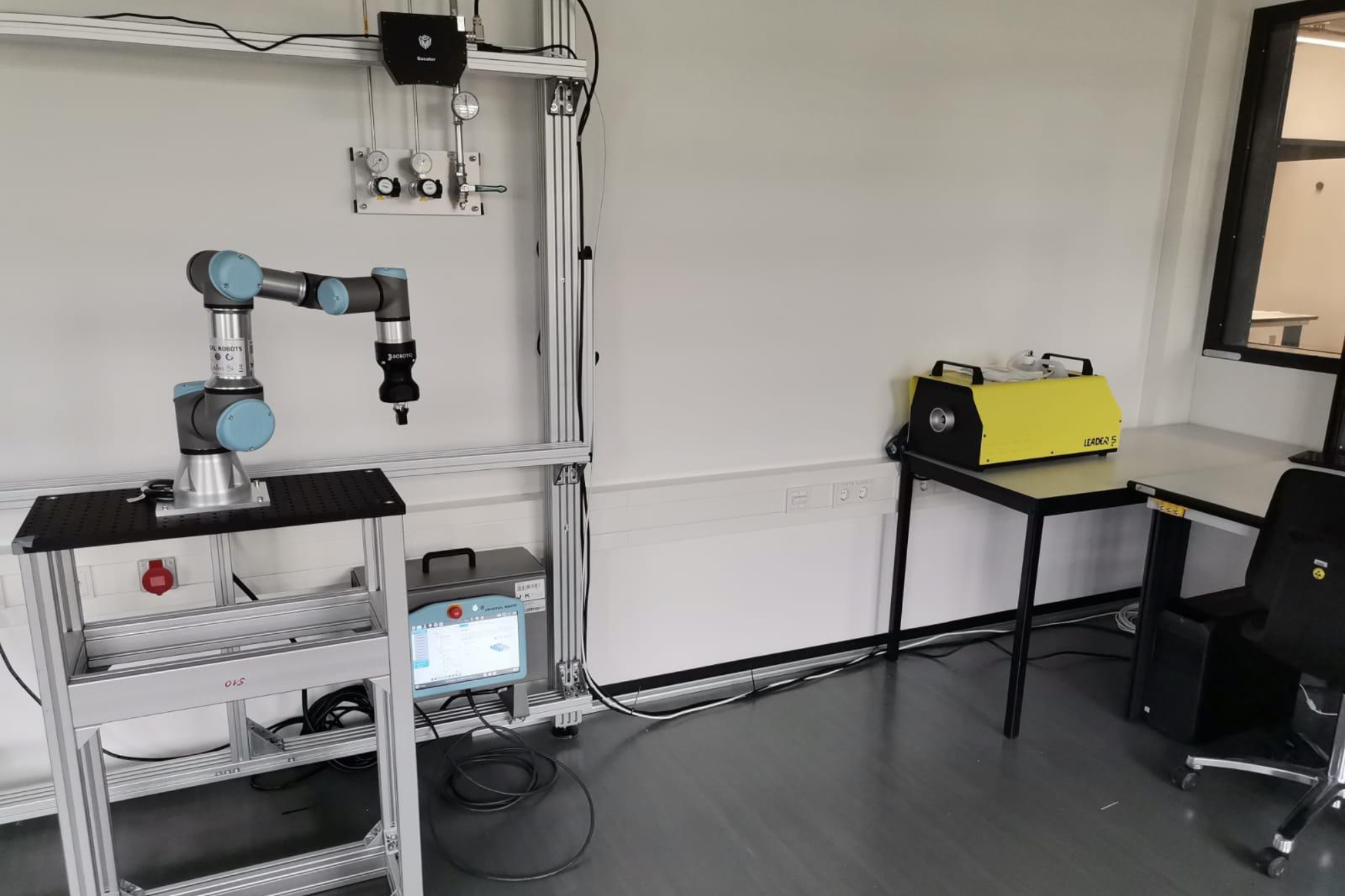Test arrangement for monitoring human-machine interaction 