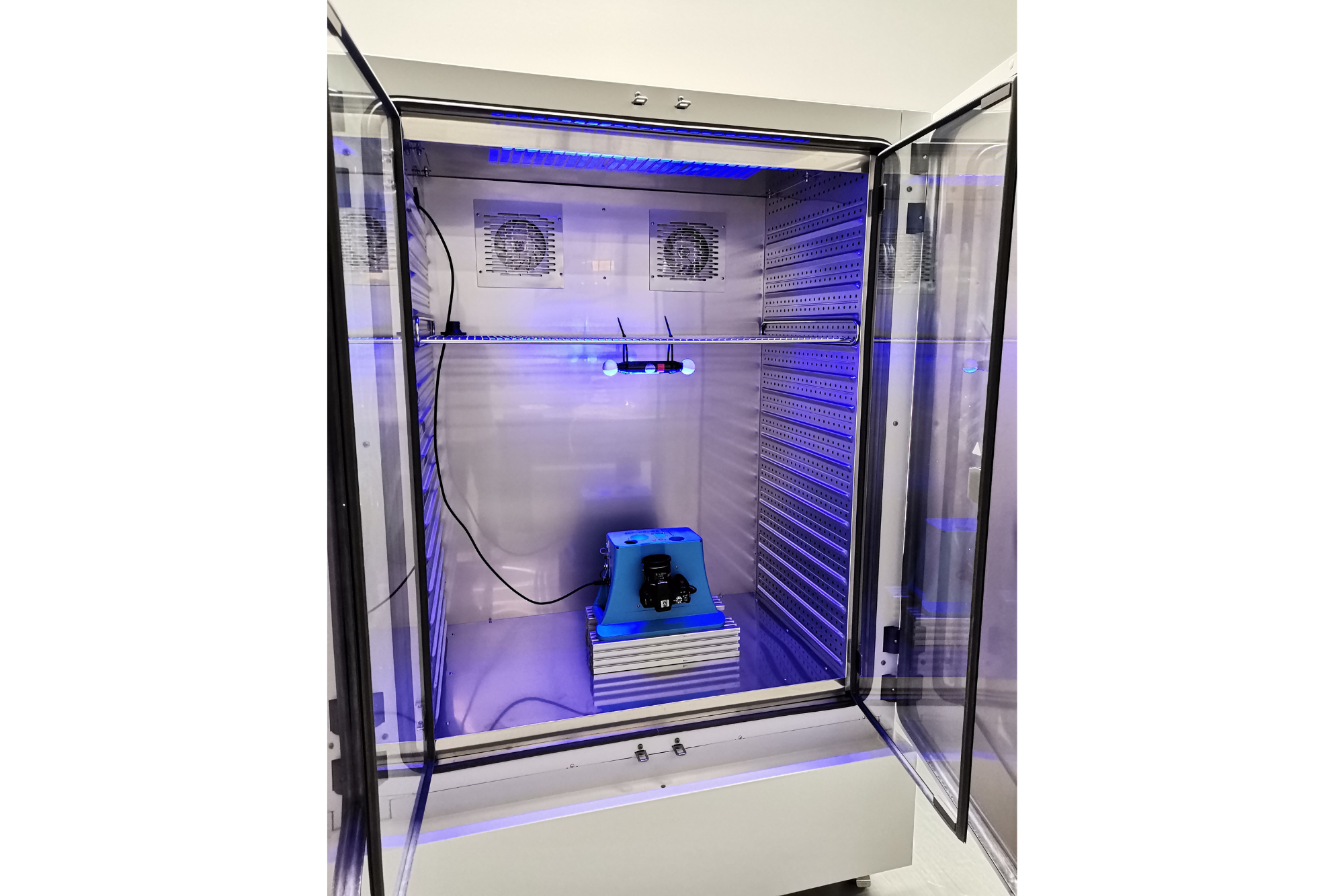 Measurement system in climate chamber for function test with changing temperature and humidity ranges