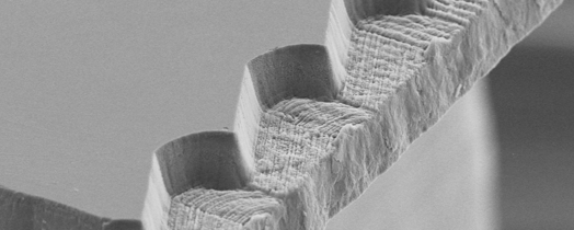 Prototyp einer Sägezahnstruktur für ein Diamantfräswerkzeug, Zahngröße 100 µm x 30 µm.