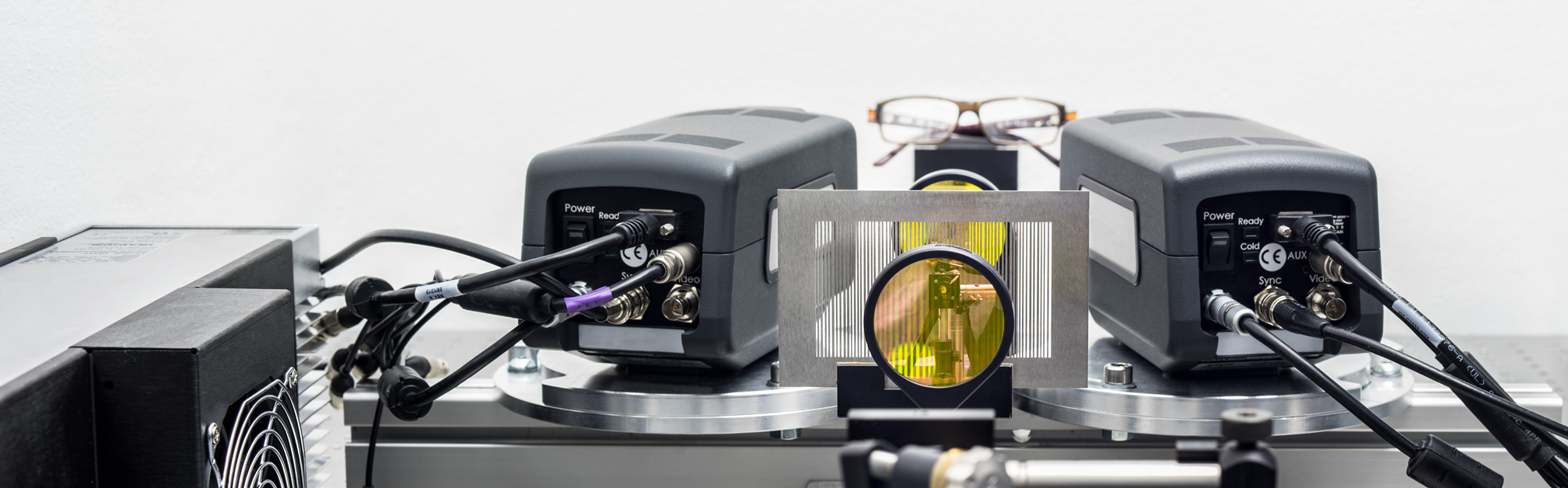 Laboratory setup of an optical 3D sensor for measuring transparent plastics and glasses.