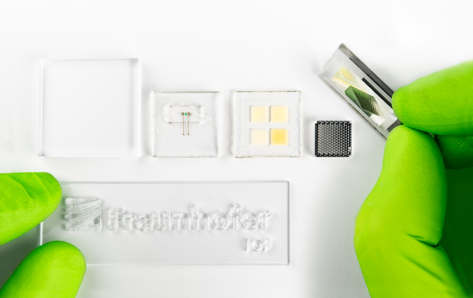Integrated functionalities (LEDs, baffles, printed silver mirrors) in inkjet-printed molded parts made of Ormocomp®.