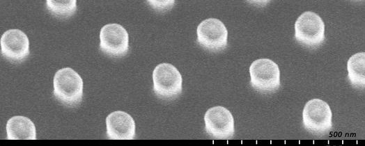 Aluminium-Nanoringe mit einem Durchmesser von 100 nm und einer Periode von 290 nm.