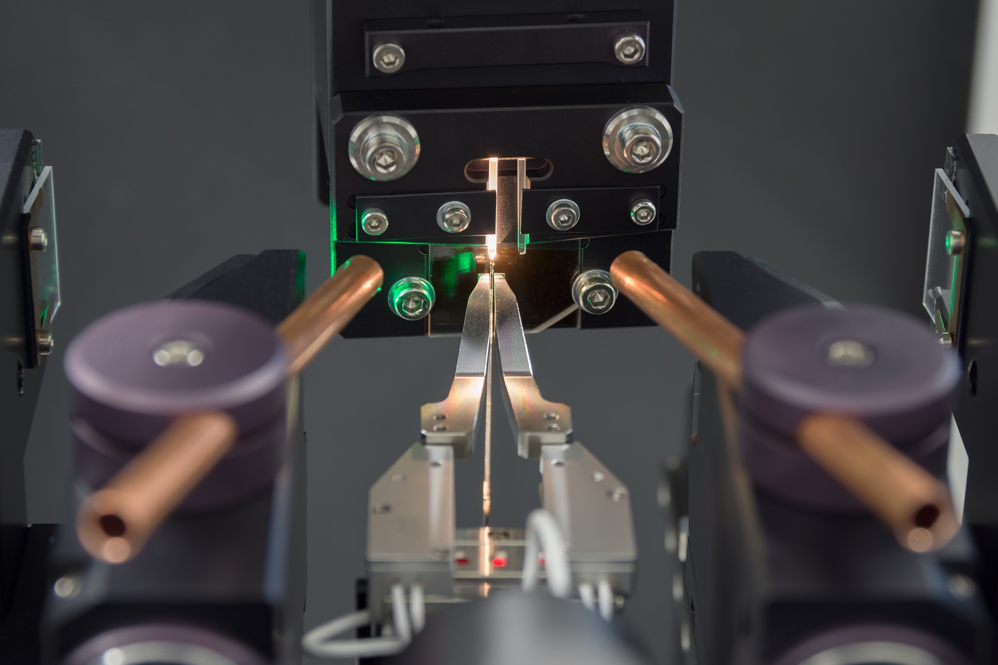 Successful welding test of a ø 400 μm fibre on a 1 mm x 1 mm x 10 mm quartz glass pin in a fibre welding device developed at Fraunhofer IOF.