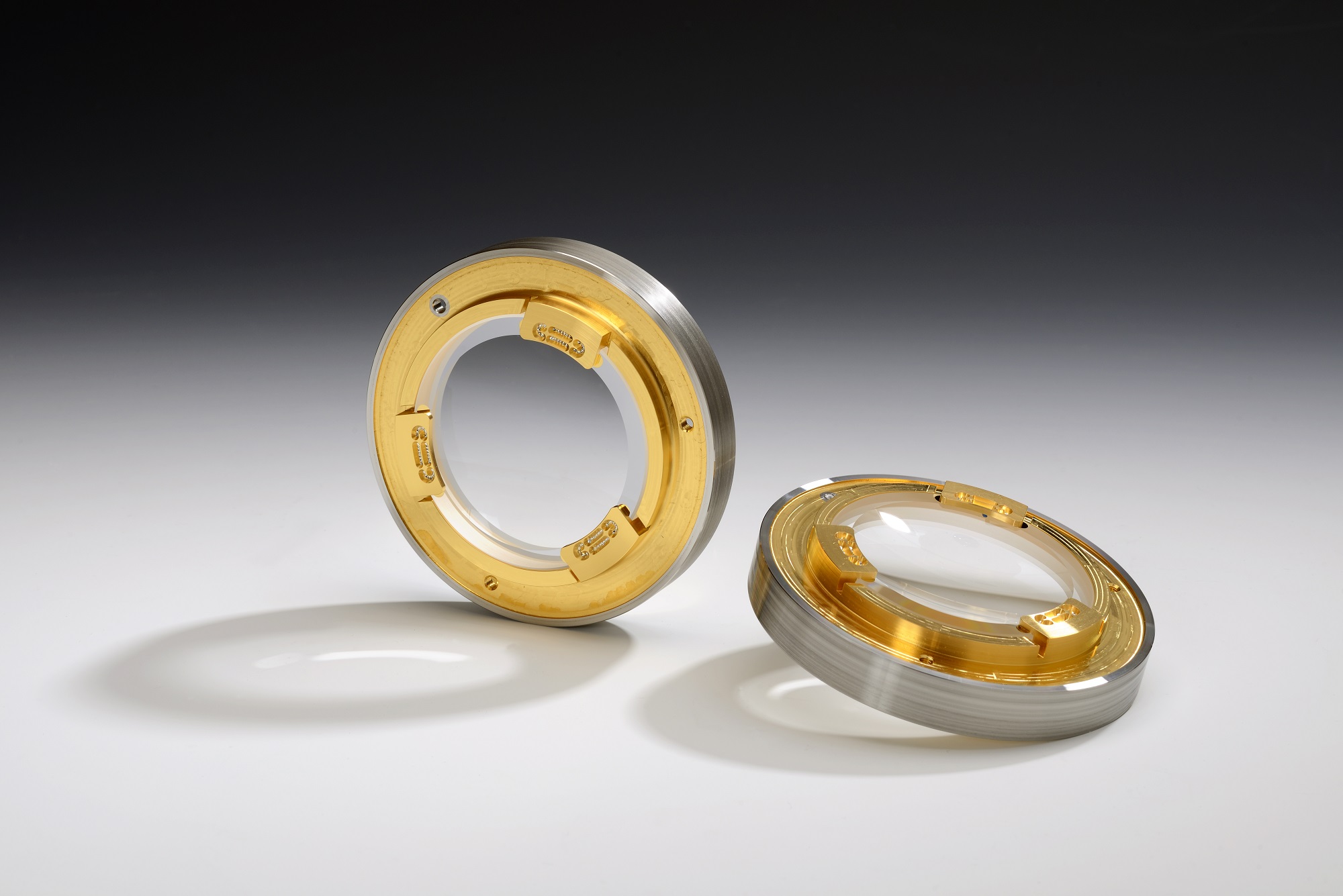 Laser-soldered lenses for lenses in short-wave and high-power applications.