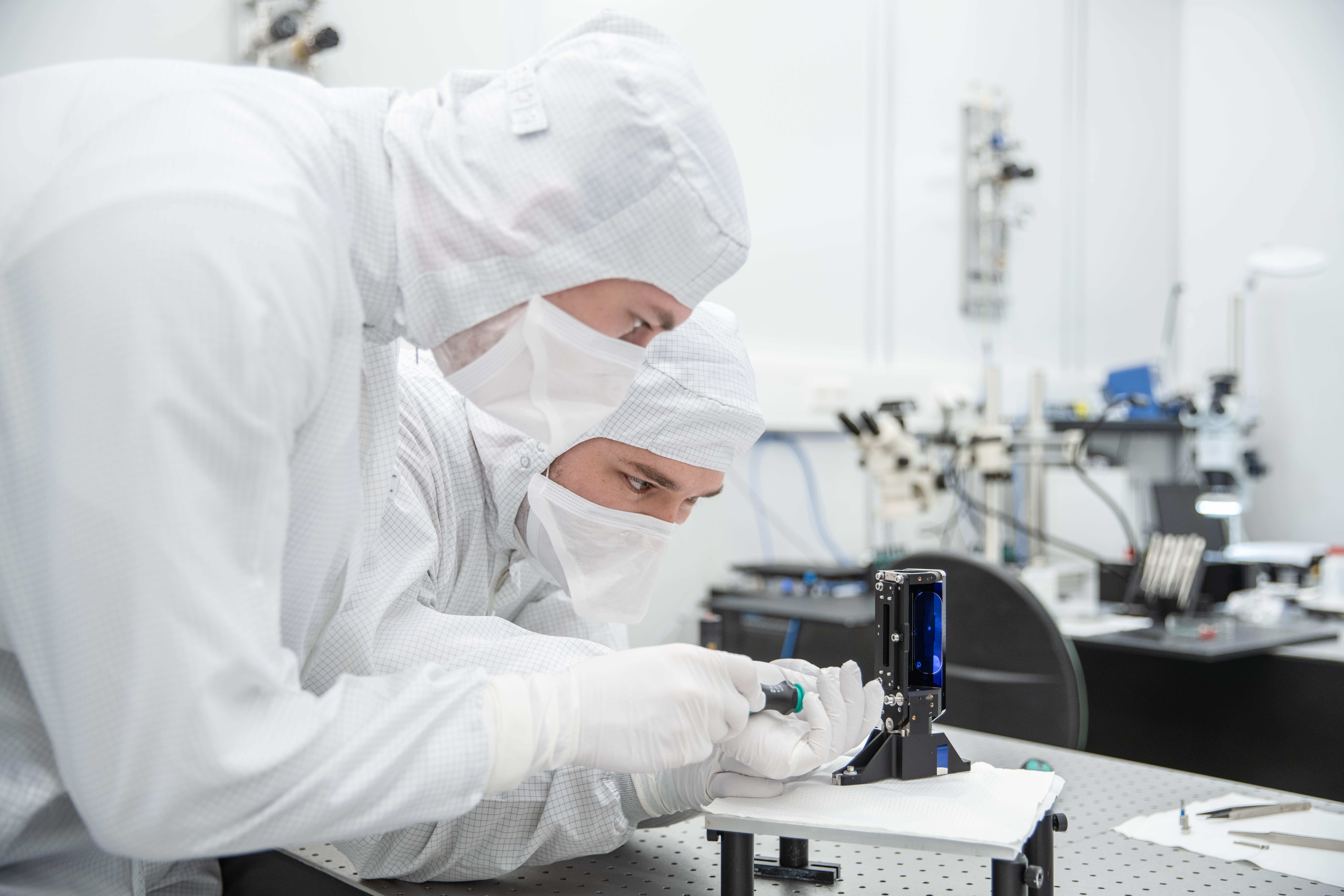 Design, production and integration of components for space spectrometers with exceptional accuracy