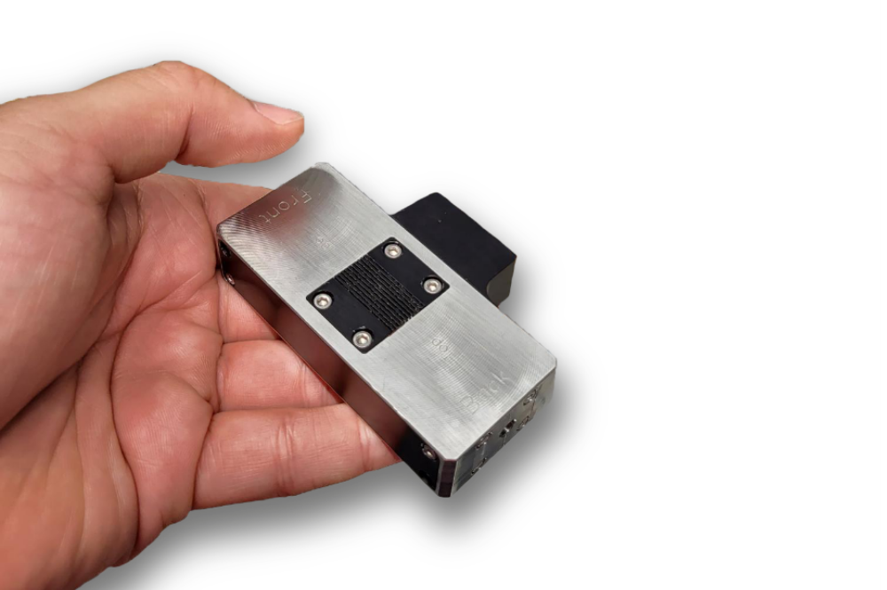 Highly compact entangled photon pair source with double beam offset.