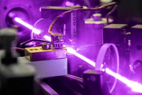 Quantum Optical Imaging System – A robust monocrystal setup enables the examination of an object in the ultraviolet (UV) or infrared (IR) spectral range. 