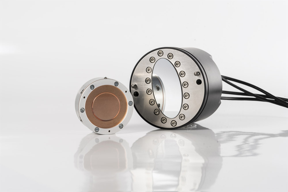 Adaptive focusing mirrors with ultra-short reaction times. Left: Version with integrated plane field correction for applications in laser structuring systems. Right: Version for laser cutting/laser welding. 