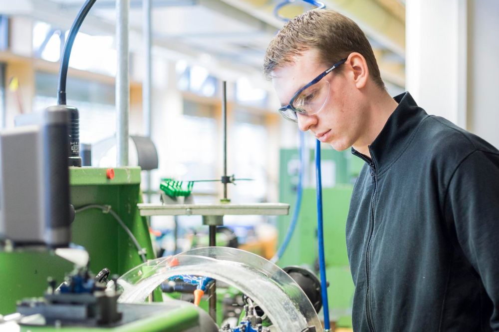 Trainee during practical work on a milling machine.