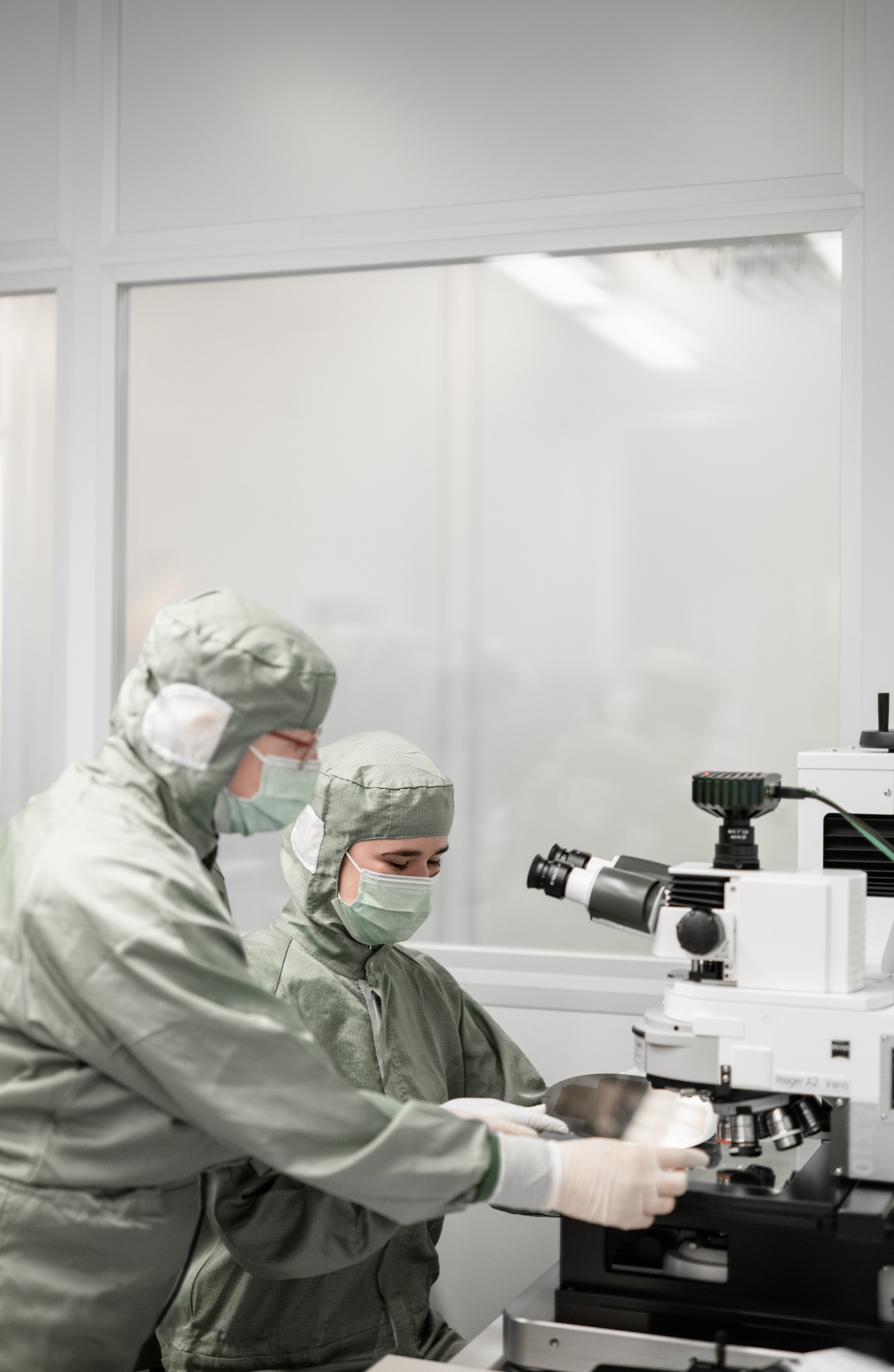 Training in the cleanroom at the Fraunhofer IOF.