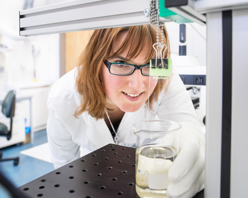 Training as a physics laboratory technician at Fraunhofer IOF offers a wide variety of activities.