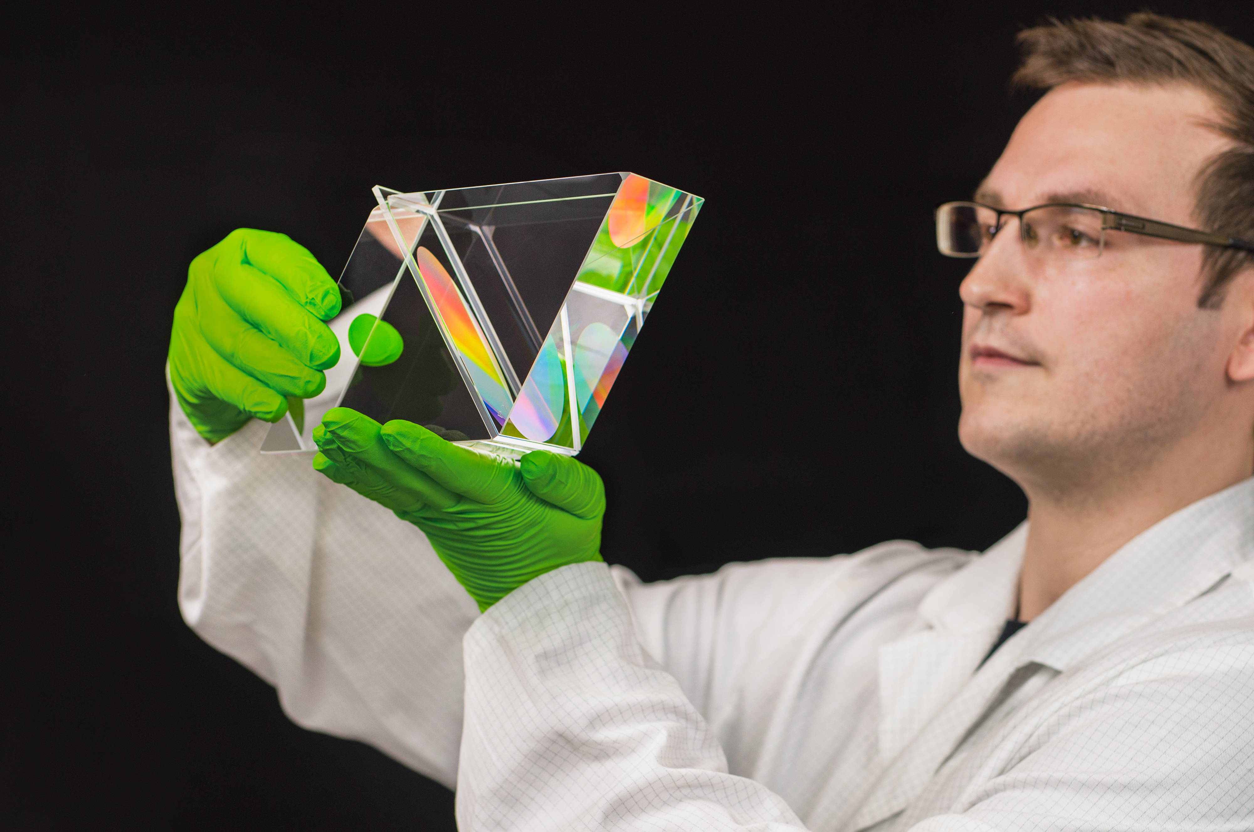 An employee of the Fraunhofer IOF shows the 2.3kg PGP diffraction grating.