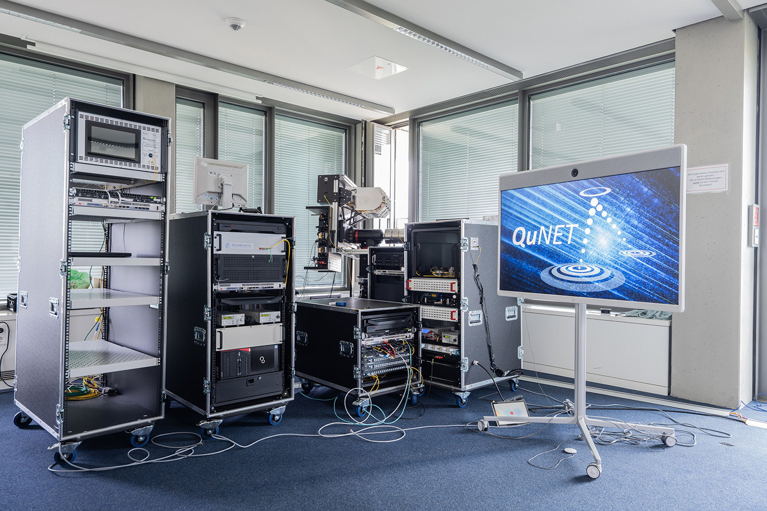 Today, for the first time, a quantum-encrypted video conference was established between two German federal agencies: the German Federal Ministry of Education and Research (BMBF) and the Federal Office for Information Security (BSI). Shown in the picture: the technology setup on the side of BMBF. Setup of the equipment at the BMFTR.