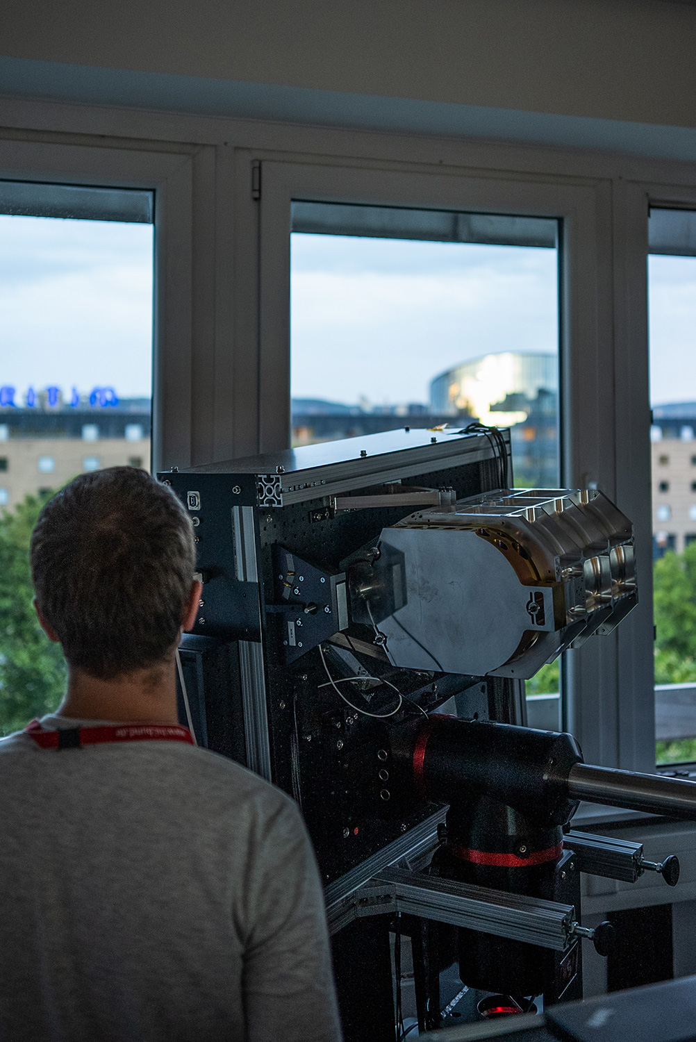 At both ends of the free-beam links is a telescope for exchanging quantum keys.