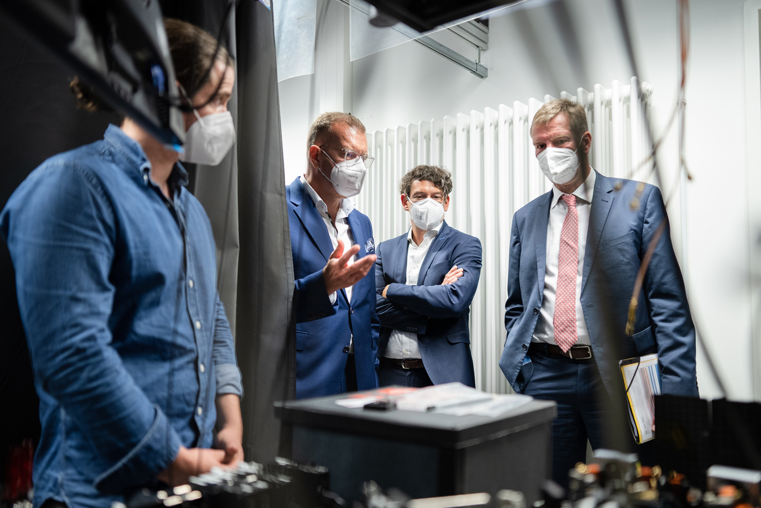 During his visit to the Fraunhofer IOF, State Secretary Carsten Feller also visited a quantum laboratory. Here in conversation with institute director Prof. Dr. Andreas Tünnermann.