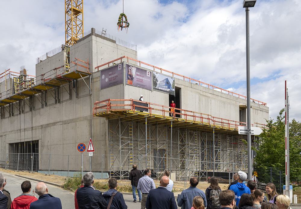 Parallel to the 30th anniversary, the 500 guests celebrated the topping-out ceremony for the institute&#39;s newest research building.