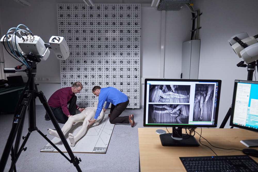 During radiation therapy, the patient must be positioned precisely – here in a laboratory experiment with a manikin.