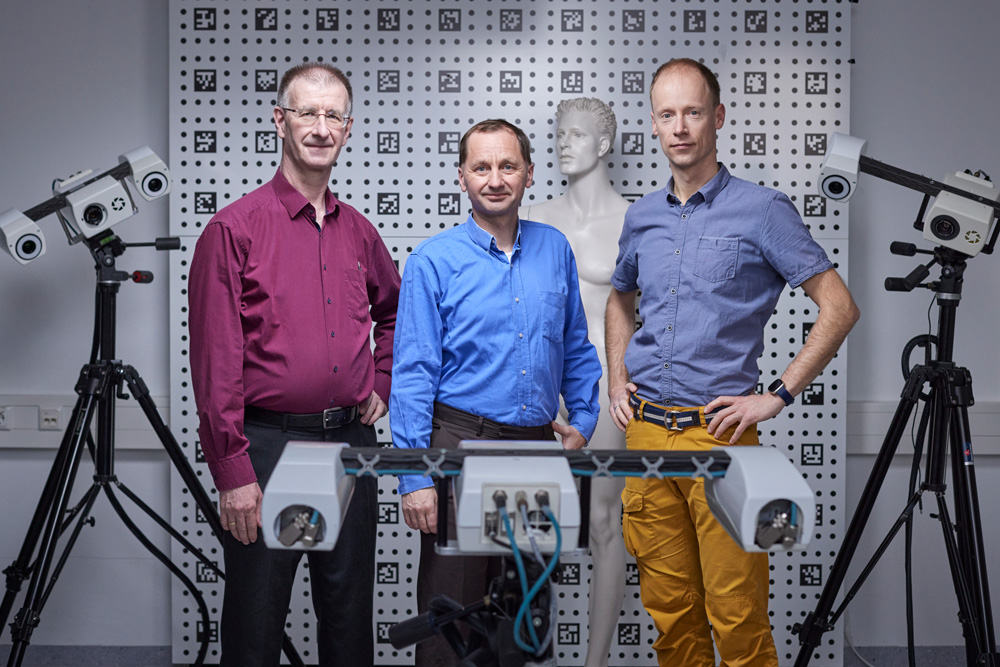 The winners of the Joseph von Fraunhofer Prize for 3D-based position control in radiotherapy: Dr. Peter Kühmstedt, Matthias Heinze, and Dr.-Ing. Christoph Munkelt (from left to right).