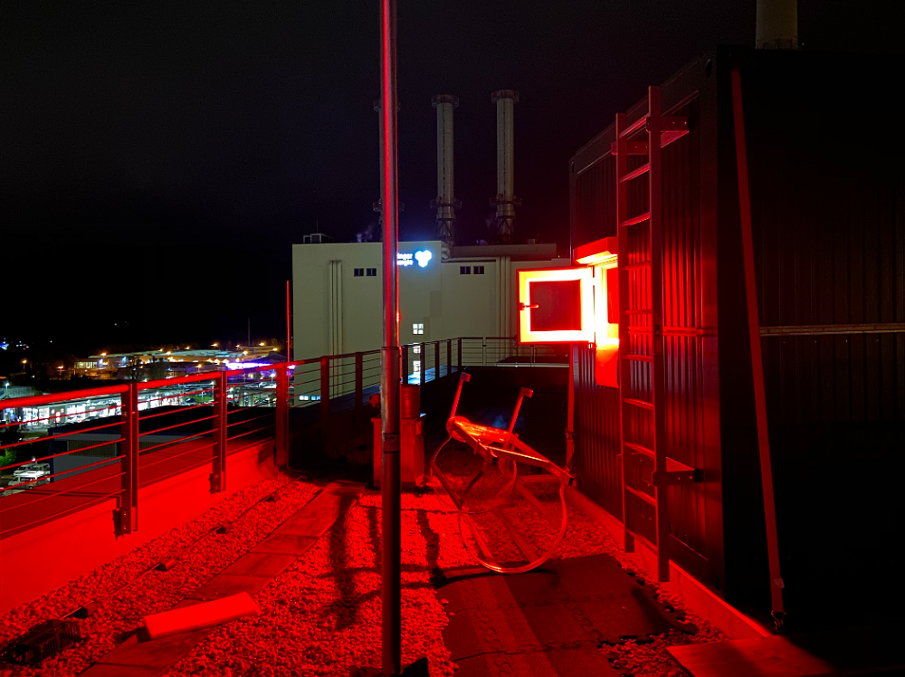 During the &quot;Lange Nacht der Wissenschaften Jena&quot;, a red light from the quantum container will be visible for miles above the city. Guests at the Fraunhofer IOF can decode the message sent by light signal.