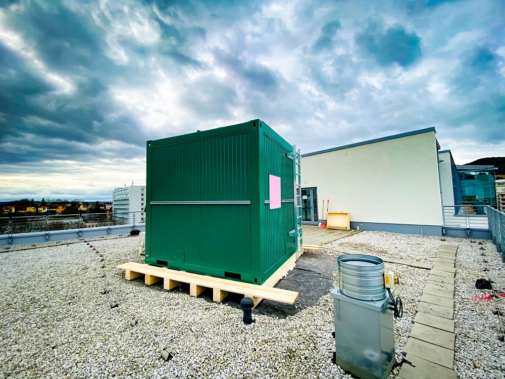 Hidden in the belly of this green container on the roof of the Jena&#39;s public utilities is a special telescope for quantum communication.