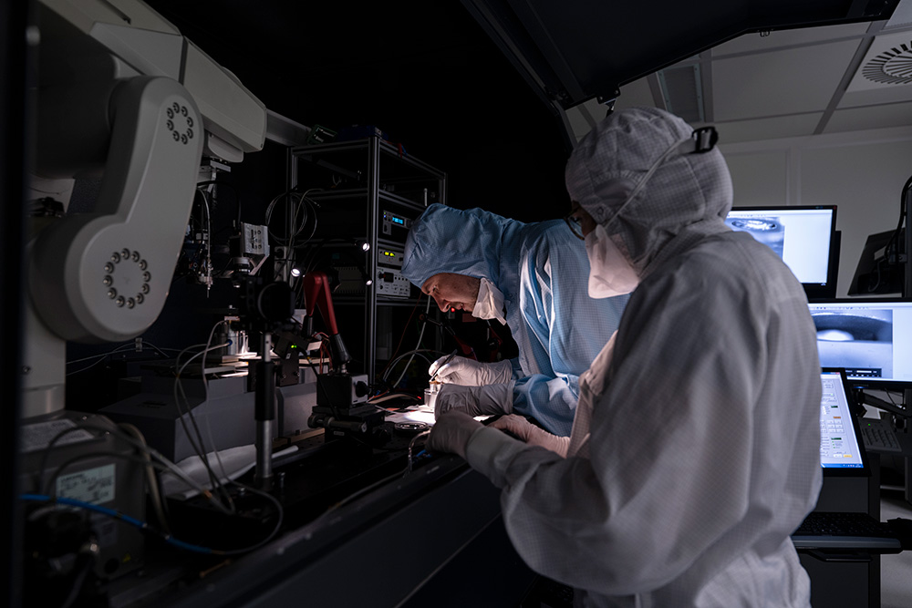 Researchers at the Fraunhofer in the laboratory.