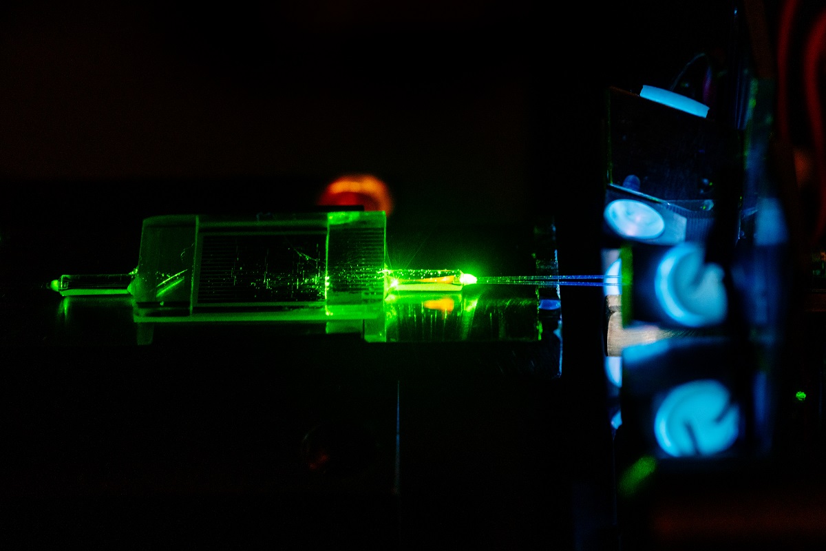 Connection of a fiber optic cable to a quantum device.