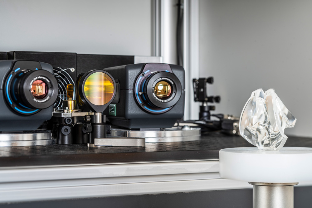 The system works with thermal radiation for the 3D detection of transparent objects.