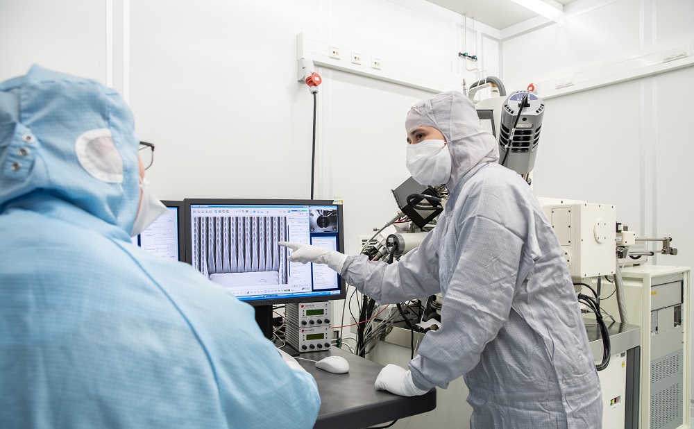 Researchers at Fraunhofer IOF observe the diamond structure  under the scanning electron microscope. 