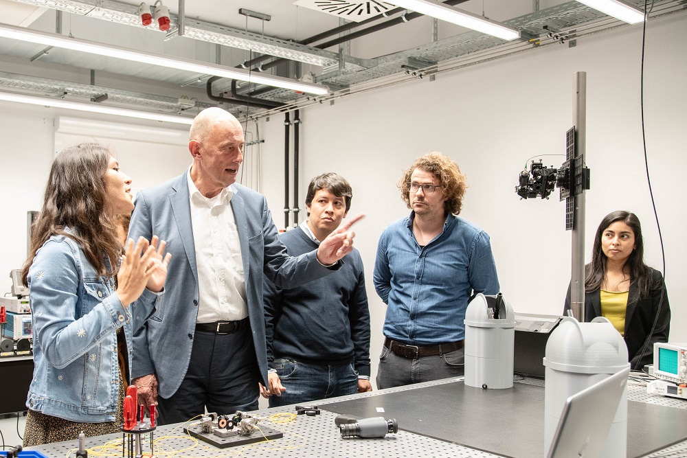 During a lab tour, Minister Tiefensee spoke with quantum researchers from Fraunhofer IOF.