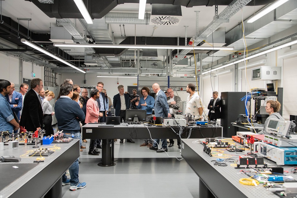 A lively crowd in the quantum laboratory at the Fraunhofer Center in Erfurt.