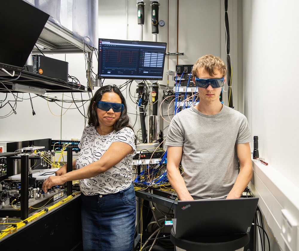 QuNET researchers in the lab at Fraunhofer IOF