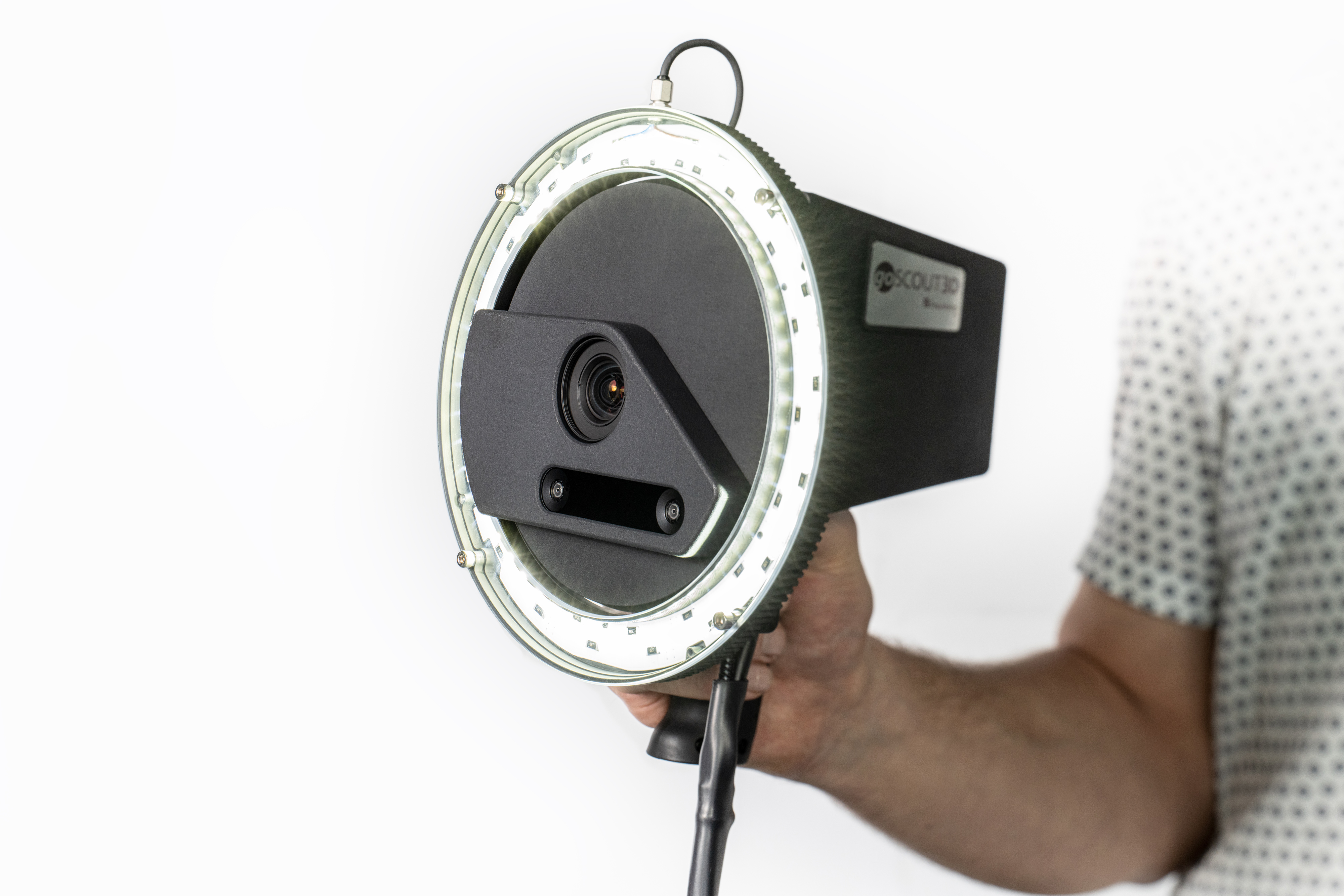 In addition to a high-resolution color camera as well as an inertial measurement unit and a display with touchscreen, a ring light is the most visually striking feature of the new sensor