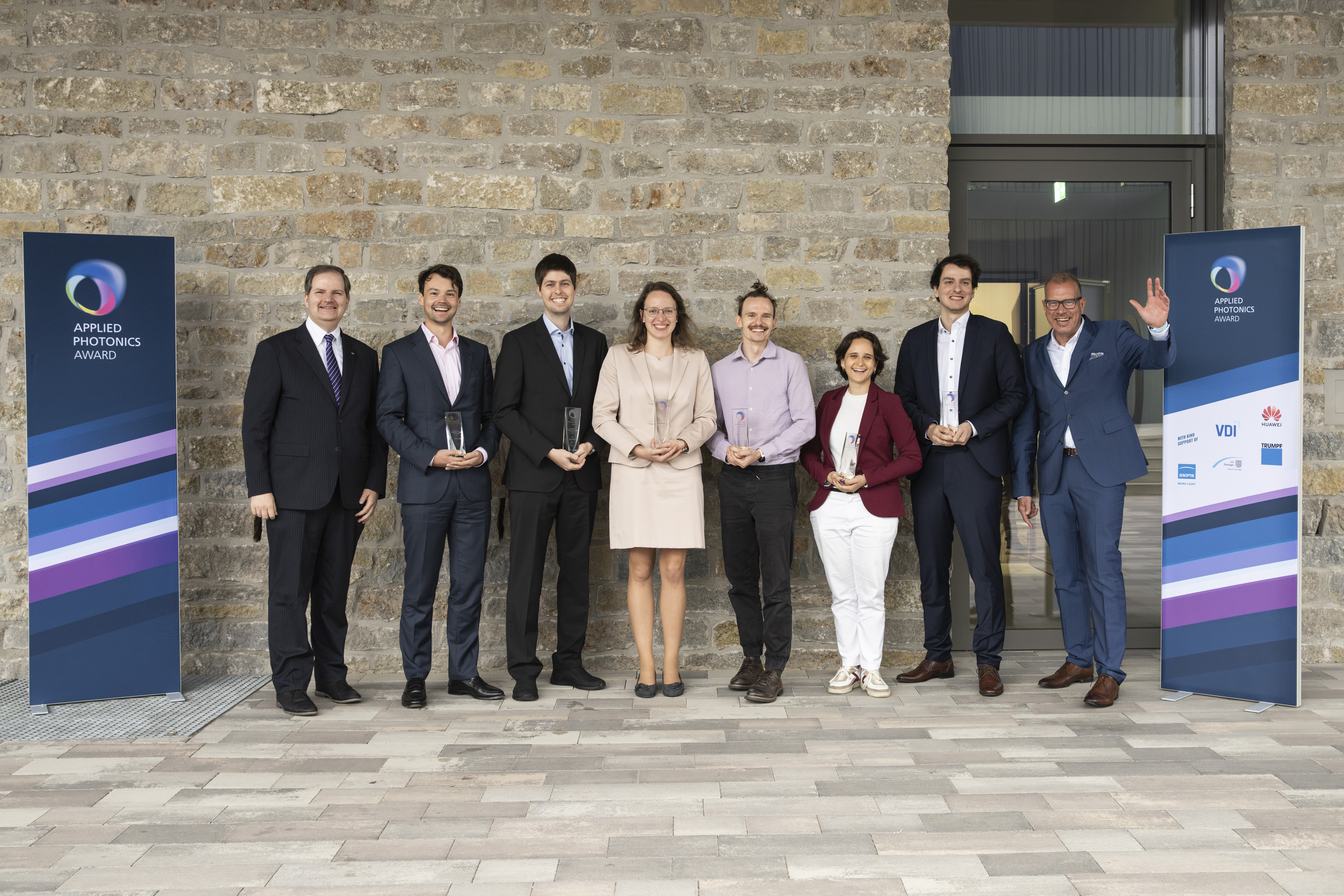 The winners of the Award with the laudatory speakers Prof. Andreas Tünnermann (right) and Dr. Marc Krug of Jenoptik AG (left.)