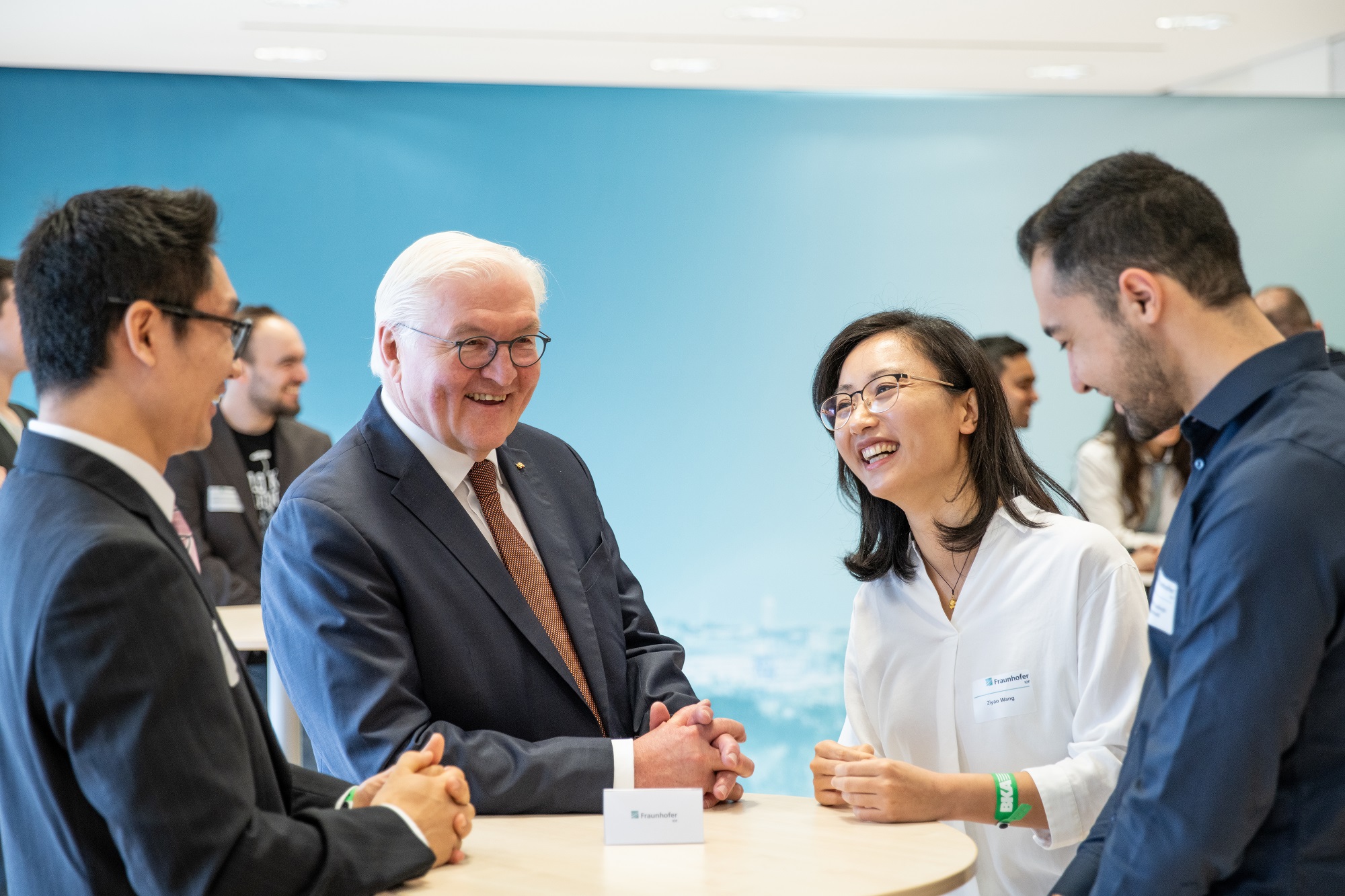 Frank-Walter Steinmeier in conversation with students.