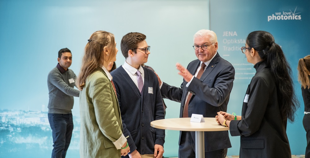 Frank-Walter Steinmeier in conversation with students.