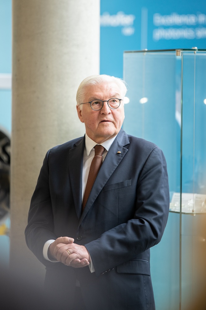 Federal President Frank-Walter Steinmeier visited Fraunhofer IOF as part of the event series &quot;Werkstatt des Wandels&quot;.