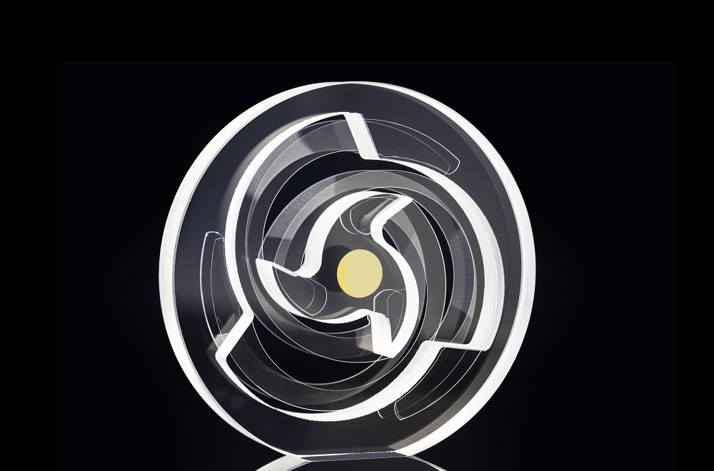 Monolithic glass resonator with wafer-thin leaf springs; a yellow dot can be seen in the center. This is a mirror coating.