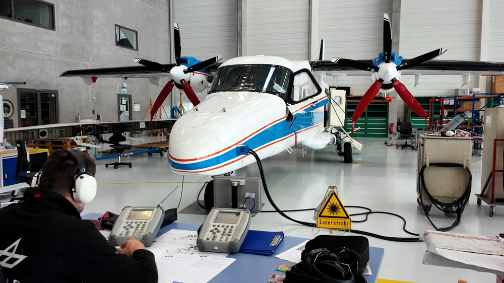 A DLR aircraft stands in a hangar.
