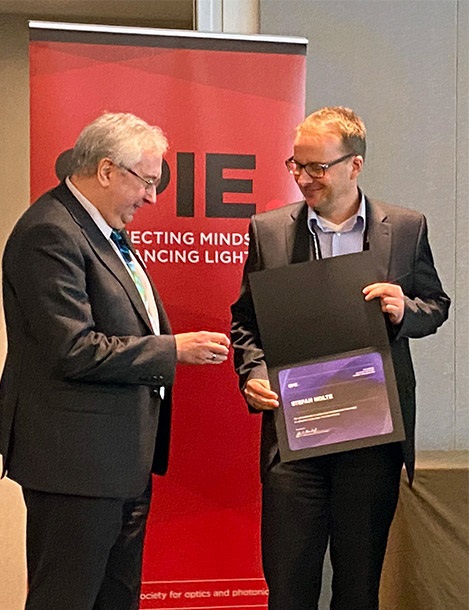 Stefan Nolte next to a representative of SPIE.