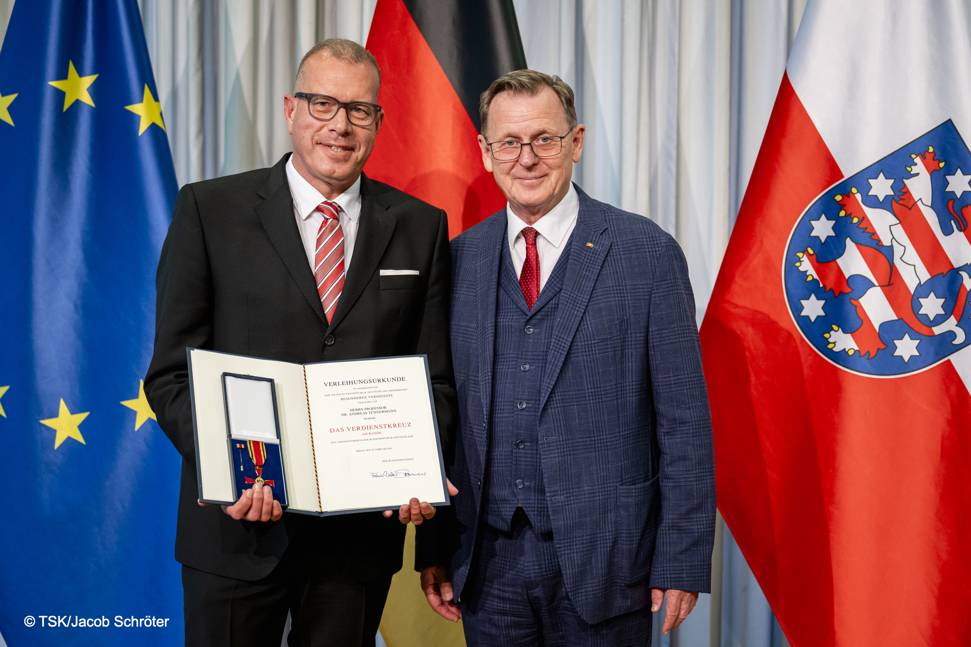 Prof. Andreas Tünnermann and Bodo Ramelow after the award ceremony. Mr. Tünnermann holds the Order of Merit towards the camera