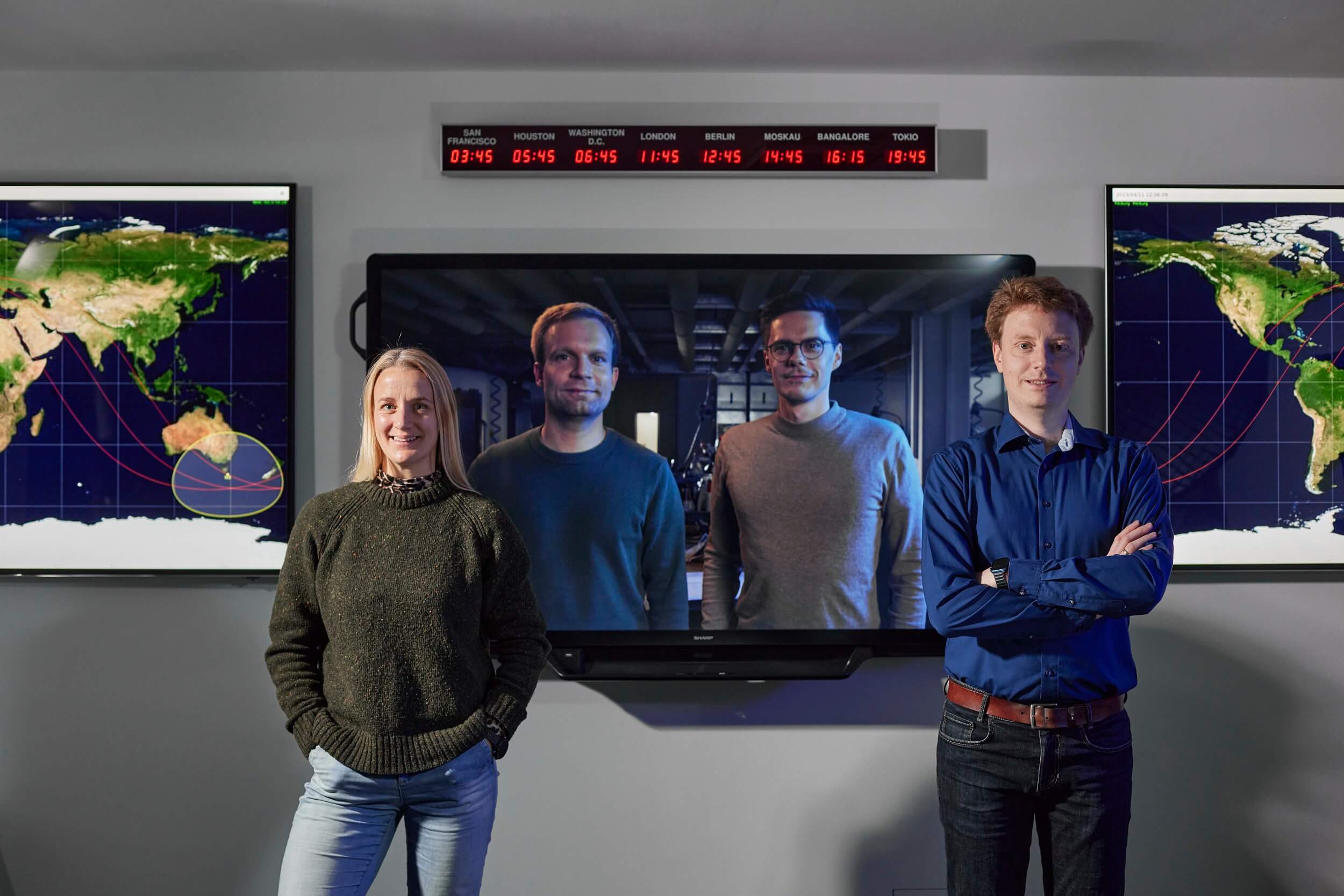 Award-winning team (from left to right): Cassi Welling (constellr GmbH), Dr. Henrik von Lukowicz (Fraunhofer IOF), Dr. Matthias Beier (SPACEOPTIX GmbH) and Clemens Horch (Fraunhofer EMI)